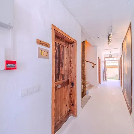 B House ألاتشاتي