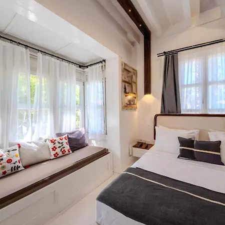 B House فندق